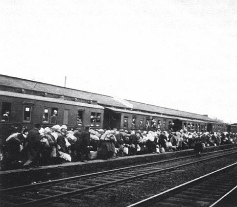 Deportation von Juden am Bie- lefelder Hauptbahnhof, 13. De- zember 1941