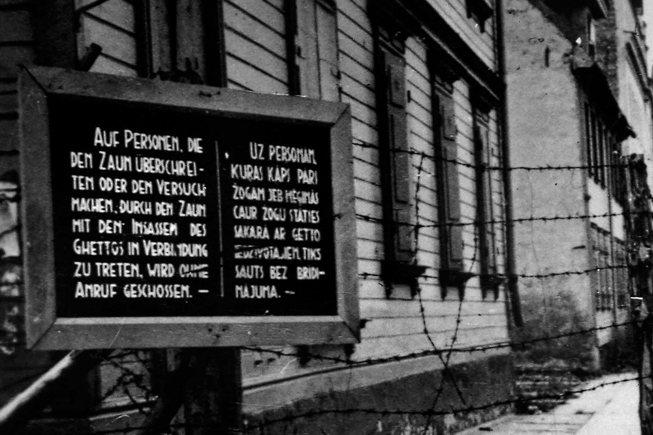 [Translate to English:] Grenze des Ghettos Riga mit Warnschild